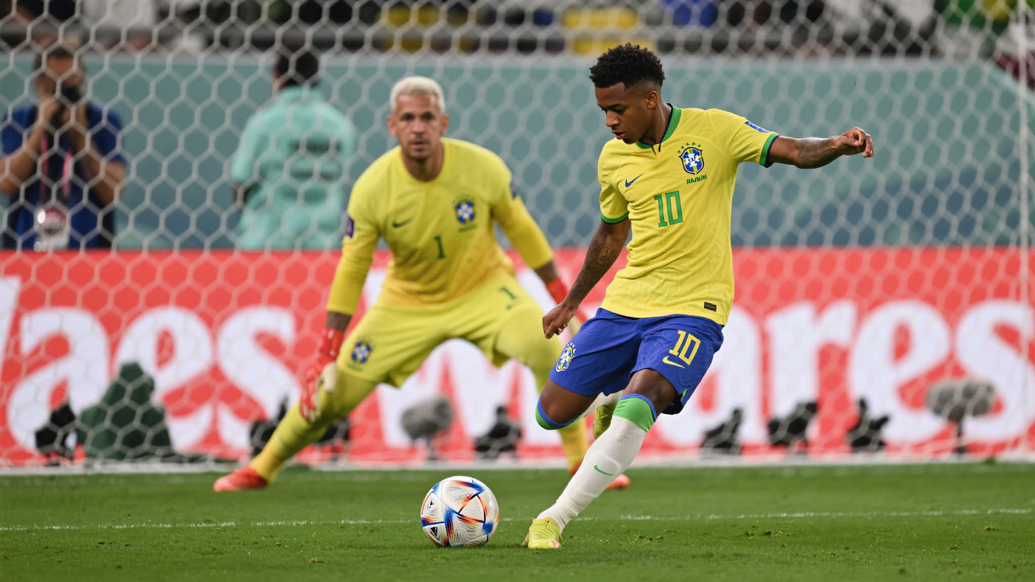 世俱杯:贝林厄姆与巴西老将门神上演跨时代对决 世俱杯:贝林厄姆与巴西老将门神上演跨时代对决